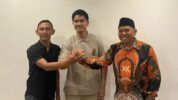 Ketua PSI Solo Tri Mardiyanto (Kiri) Ketua Umum PSI Kaesang Pangarep (Tengah) Ketua PKS Solo Daryono (Kanan) Saat Bertemu di Sekutu Kopi