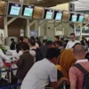 Sejumlah Calon Penumpang Penerbangan Beraktivitas di Terminal Bandara Soekarno-Hatta