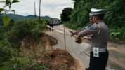 Satlantas Polres Luwu Utara Pasang Police Line di Bekas Longsor Rongkong