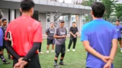 Rahmad Darmawan Saat Memimpin Latihan Liga Indonesia All Star