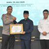 Dukung Asta Cita Presiden, Mendes Yandri Beri Penghargaan Kapolda Banten dan Kapolres Sidoarjo