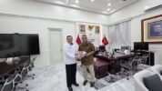 Wakil Gubernur Lembaga Ketahanan Nasional (Lemhannas) Laksamana Madya Edwin Saat Menerima Kunjungan Ketua Umum Jaringan Media Siber Indonesia (JMSI) Dr. Teguh Santosa di Ruang Kerjanya, Kamis, (18/9/2025).