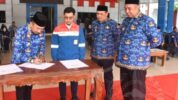 Bupati Chaidir Syam Serahkan SK Pensiun dan THT untuk 54 ASN Maros