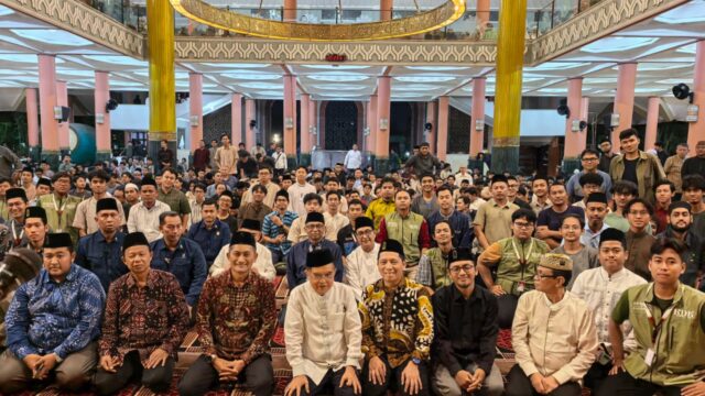 Wakil Presiden RI ke-10 dan ke-12, Jusuf Kalla Saat Menghadiri Pelaksanaan Shalat Tarwih di Masjid Kampus Universitas Gadjah Mada (UGM), Yogyakarta